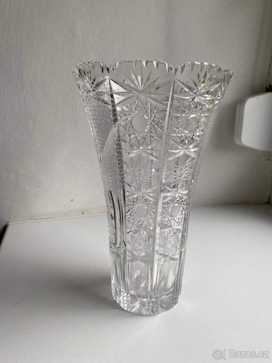 Broušená křišťálová váza