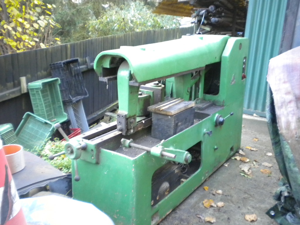 Strojní pila na kov.