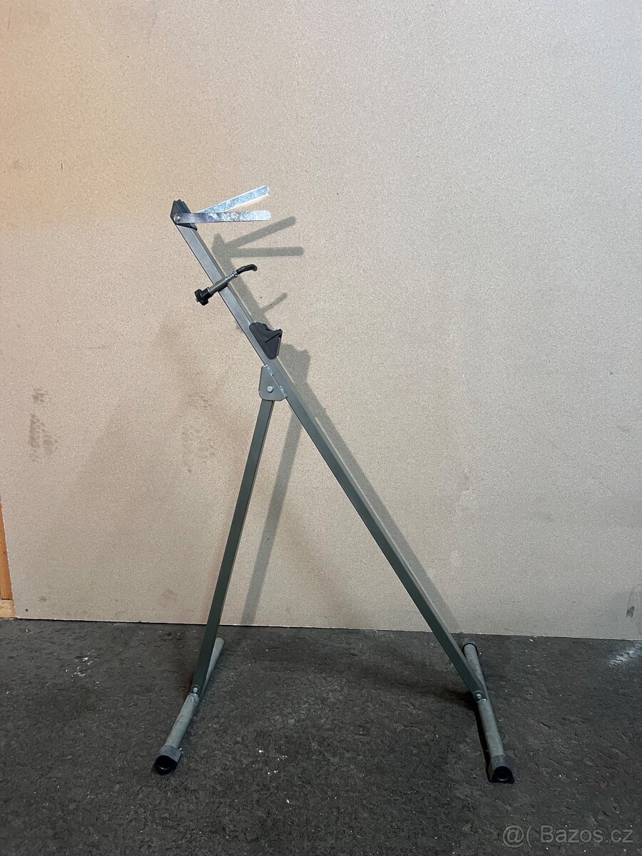 Montazni stojan jizni kola