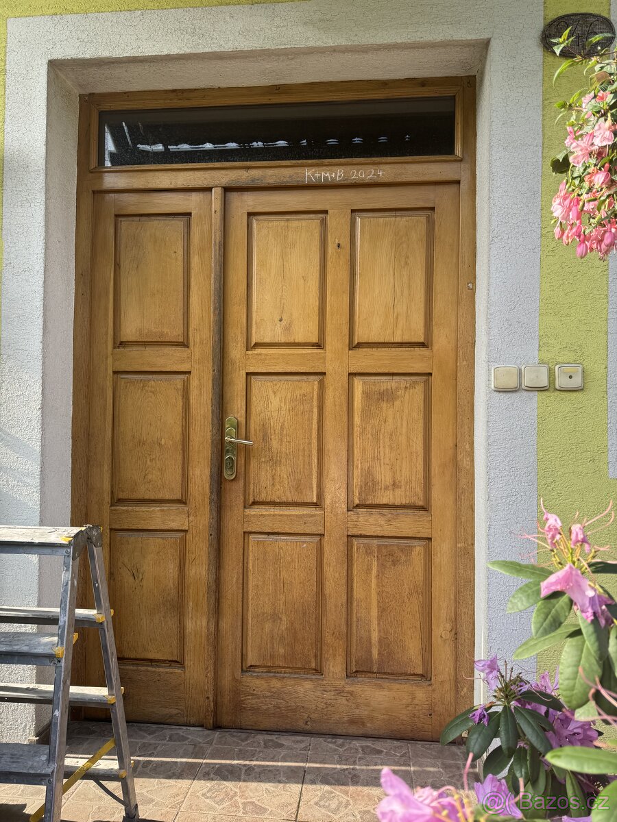 Dubové křídla dveří