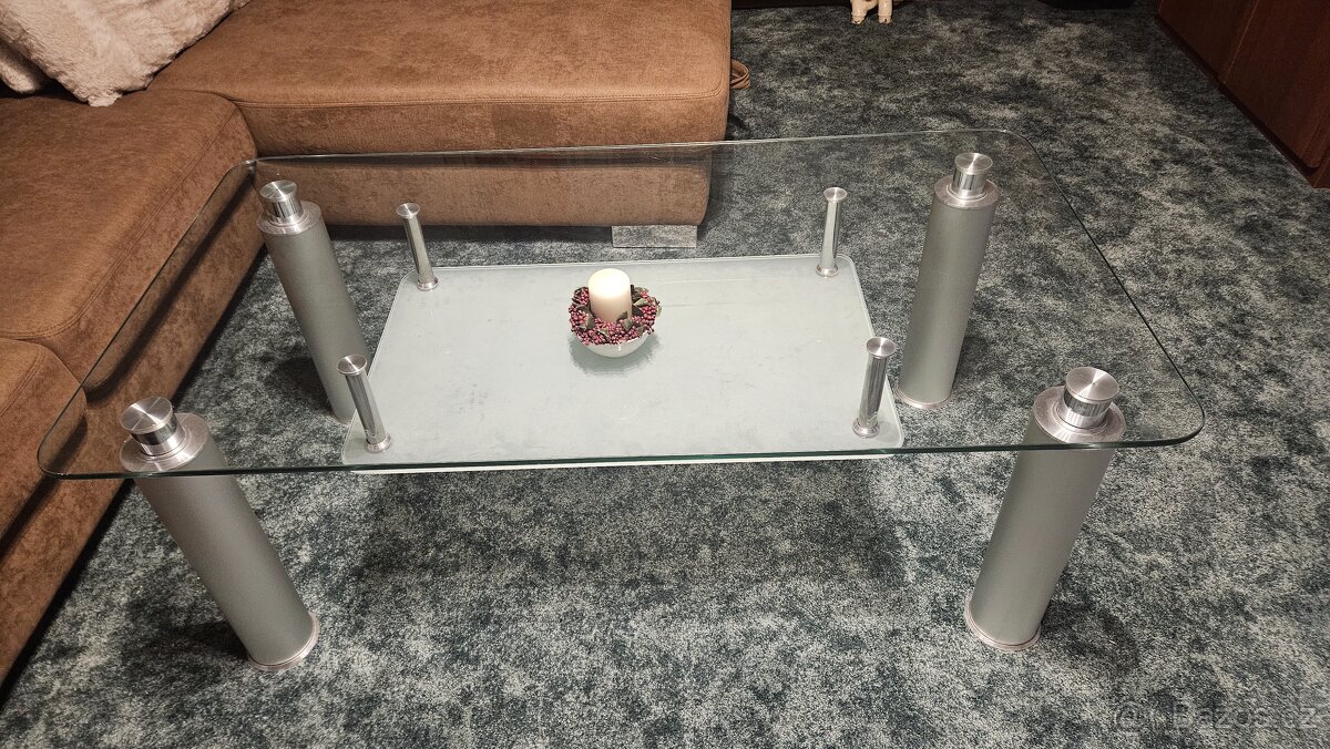 Skleněný konferenční stolek