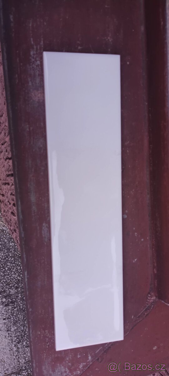 Bílé lesklé obklady