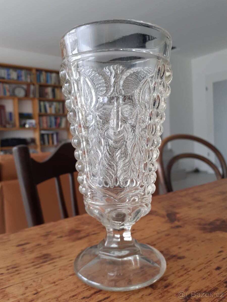 Pohár starožitný s reliéfem satyra