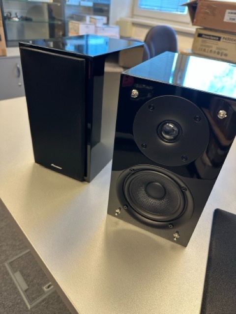 Regálové reproduktory ve vysokém klavírním lesku Pioneer