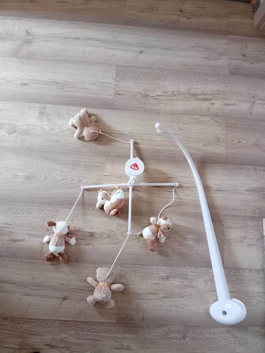 Kolotoč nad postýlku