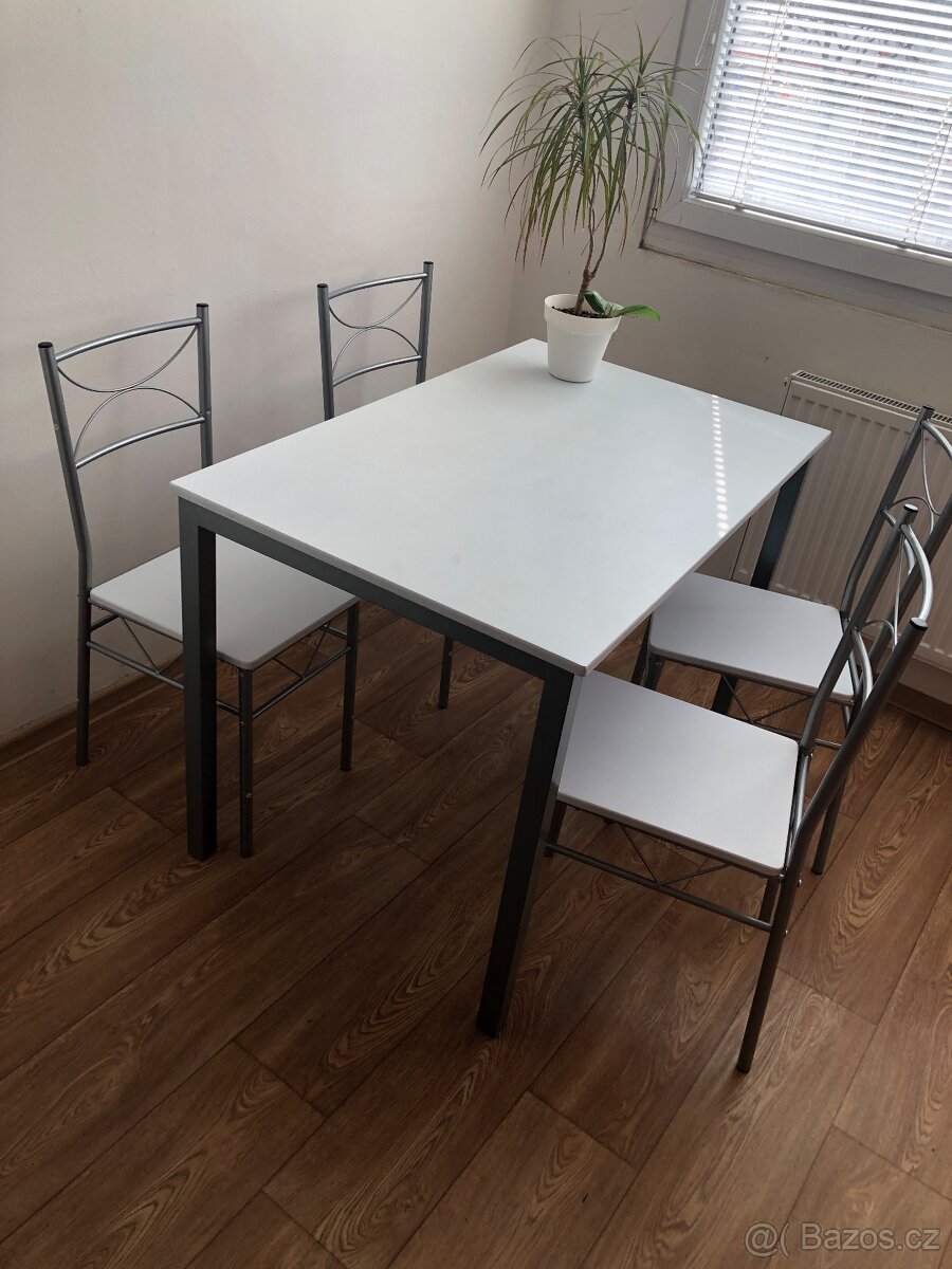 Kuchyňský jídelní stůl