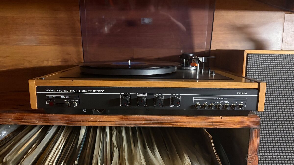 Gramofon Tesla NZC420