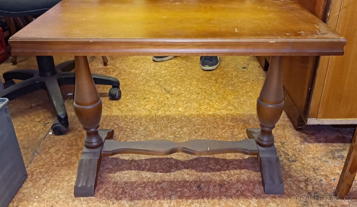 Velmi hezký, dřevěný, starožitný konferenční stolek