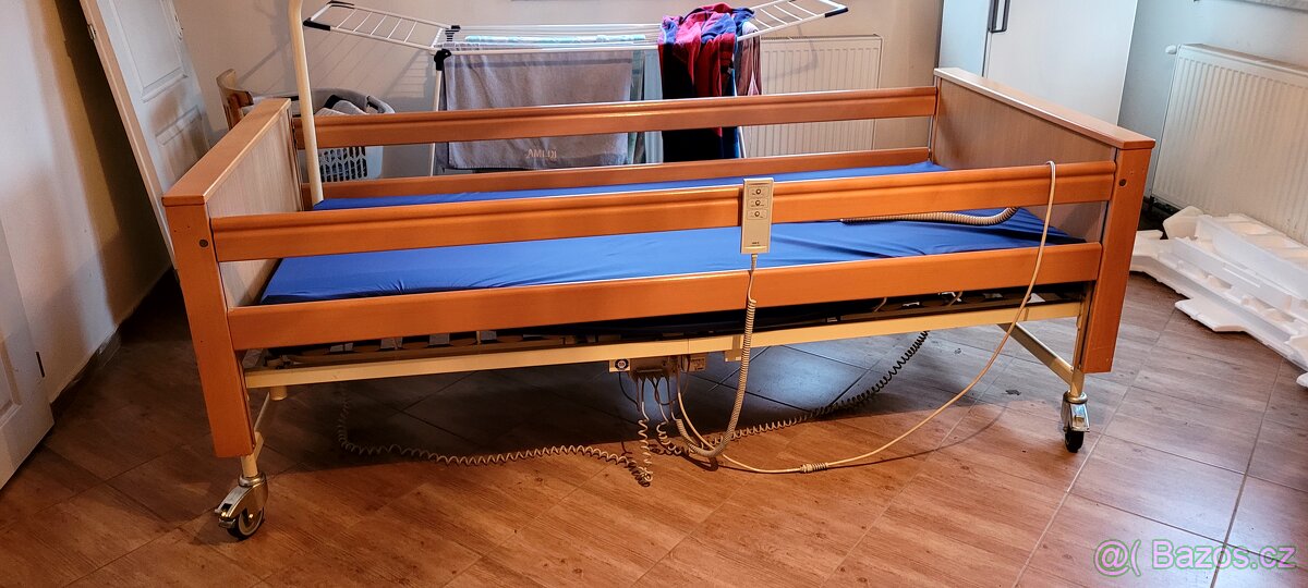 Nemocniční elektrická postel