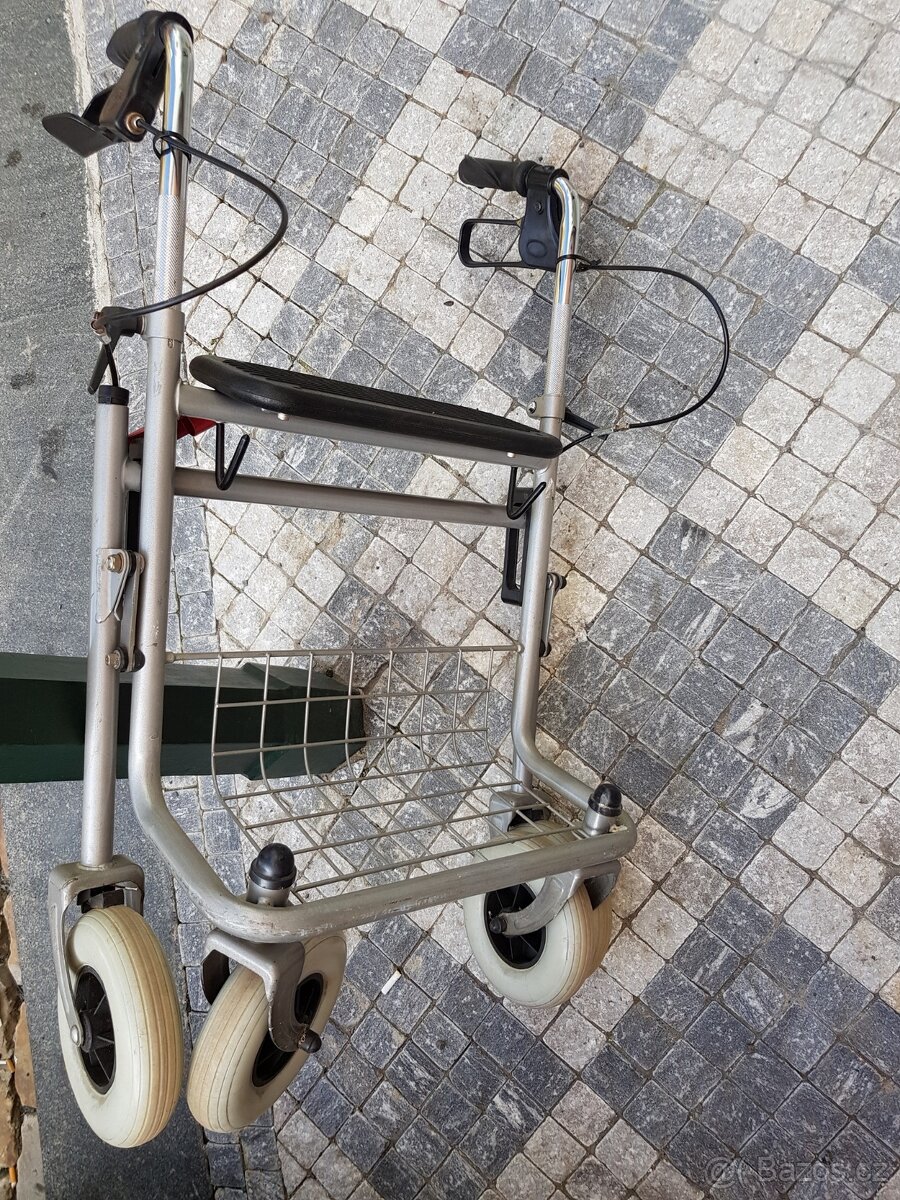 seniorské chodítko se sedátkem, brzdící