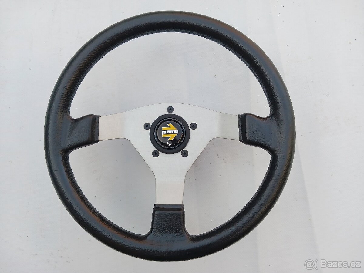 Dobový italský sportovní volant Momo