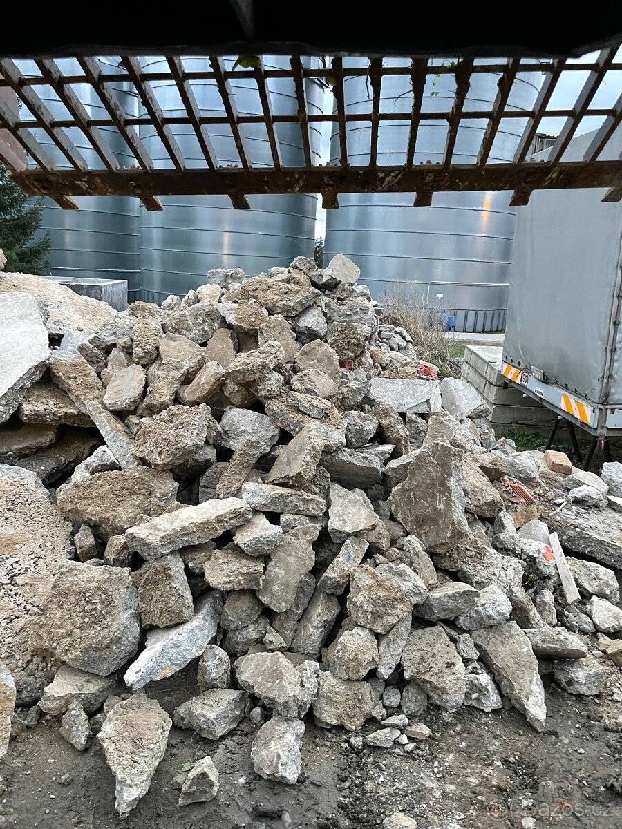 Suť betonová, cihelná , žlutozem a ornice