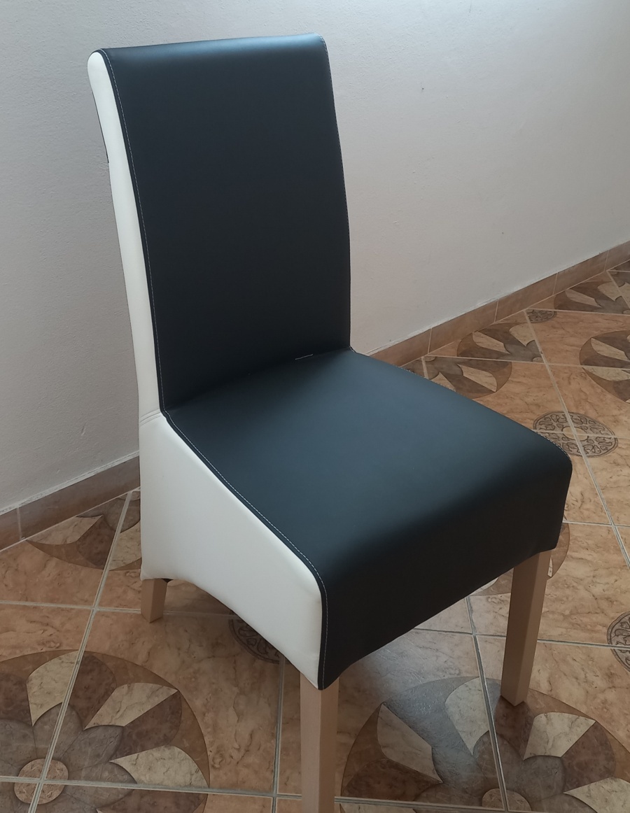 Dřevěná jídelní židle, potažena koženkou
