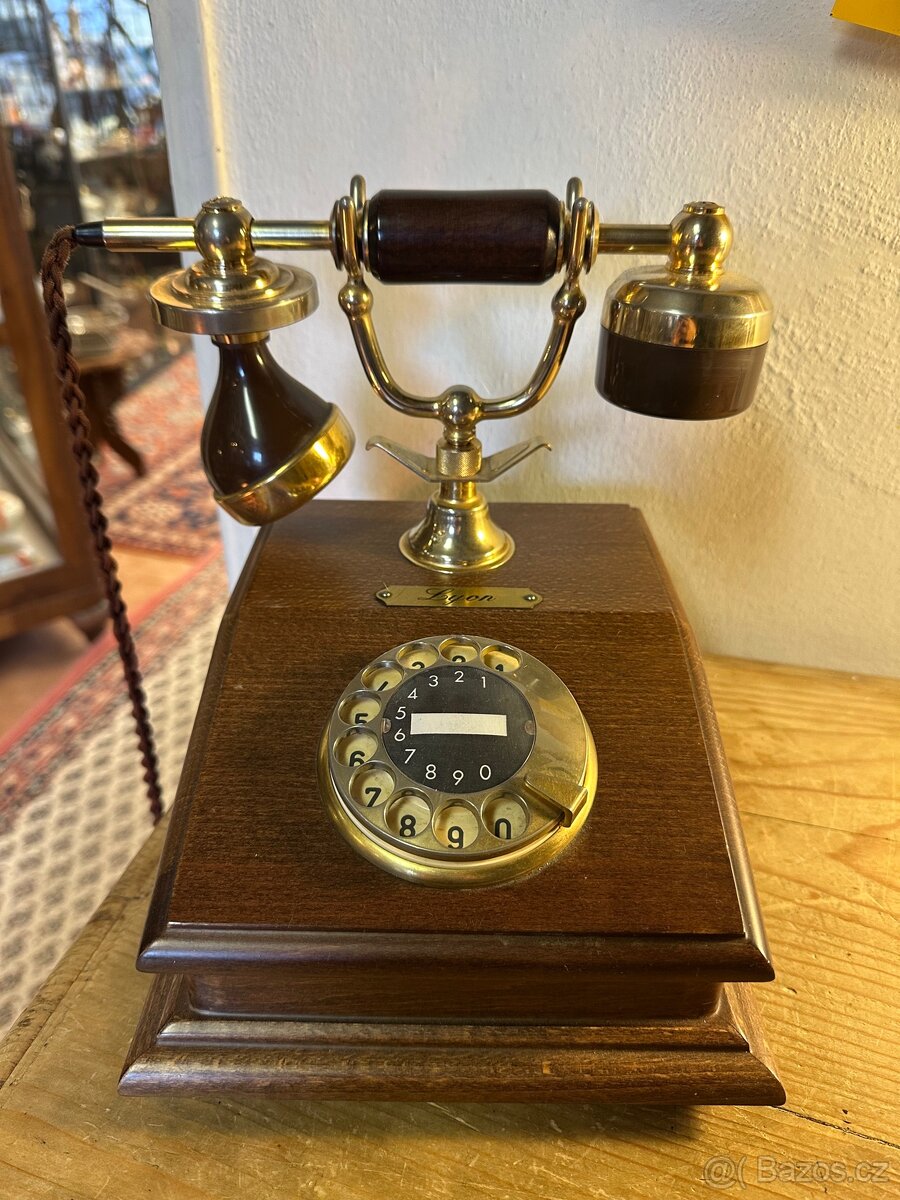 Starožitný dřevěný telefon