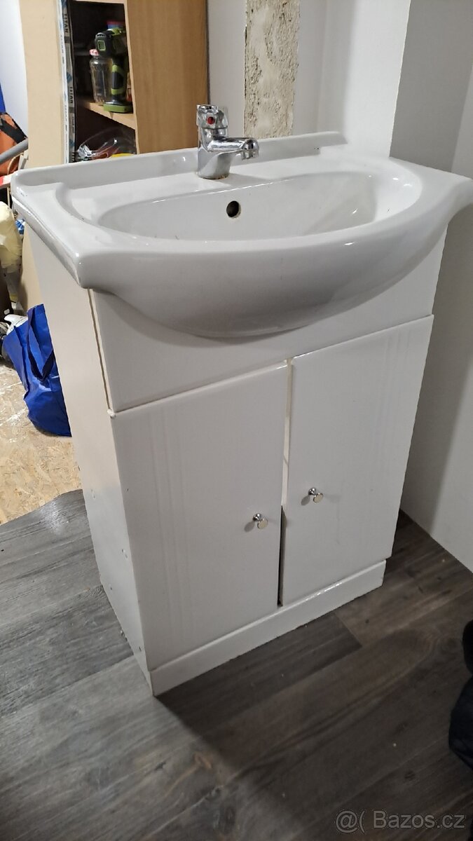 Koupelnová skříňka s umyvadlem a baterií
