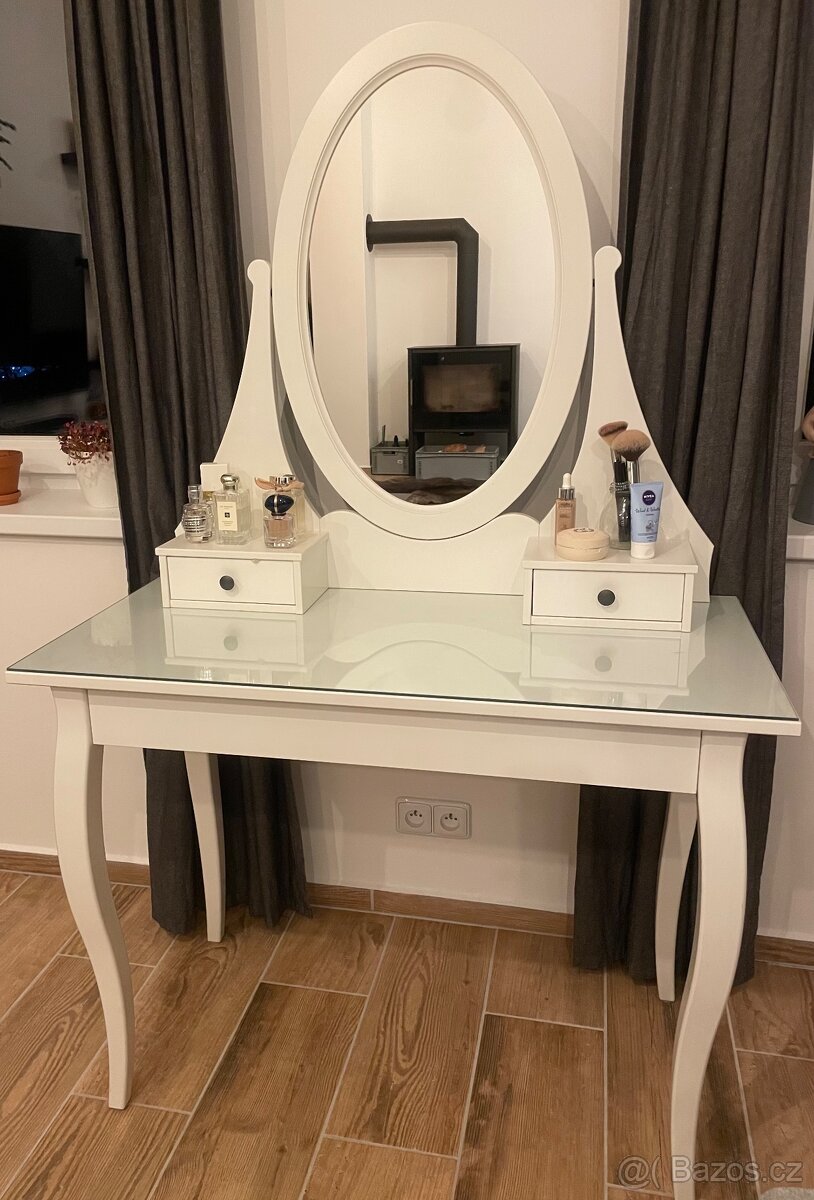 Kosmetický stolek