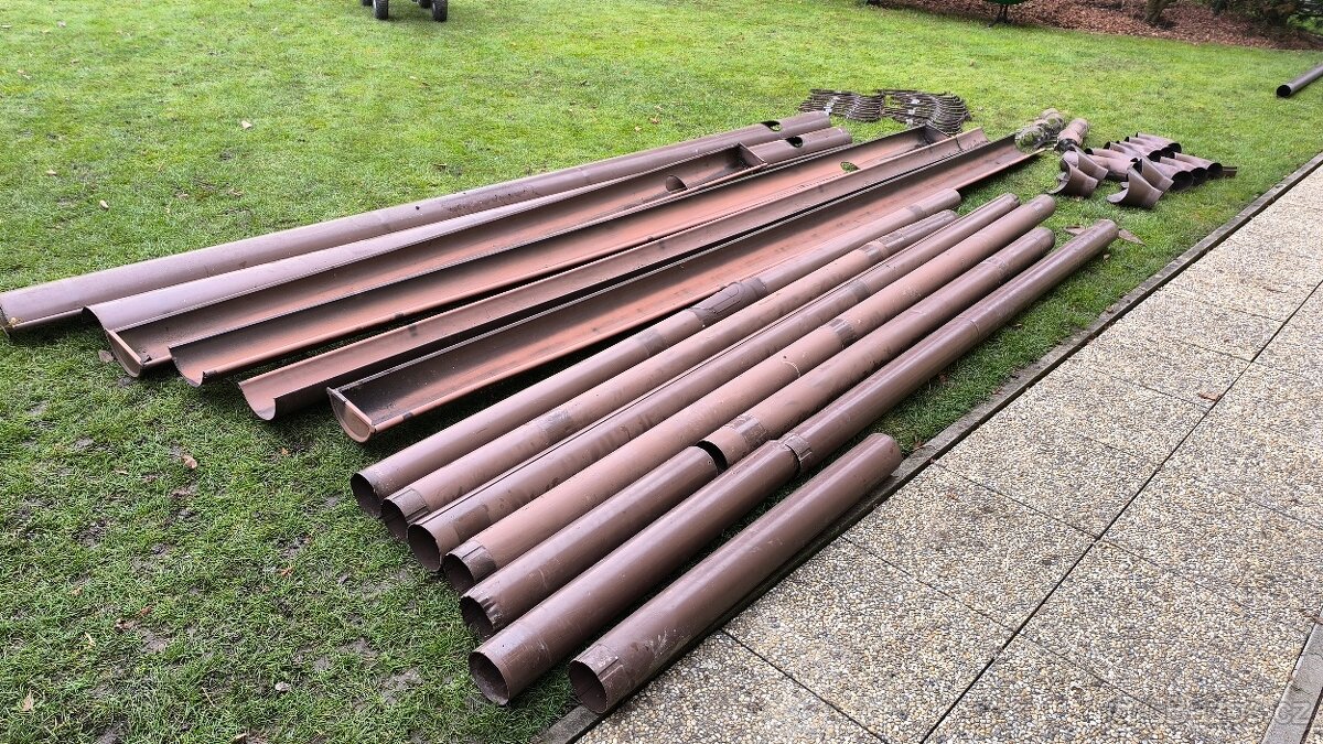 Žlaby, svody, kolena, háky - Lindab