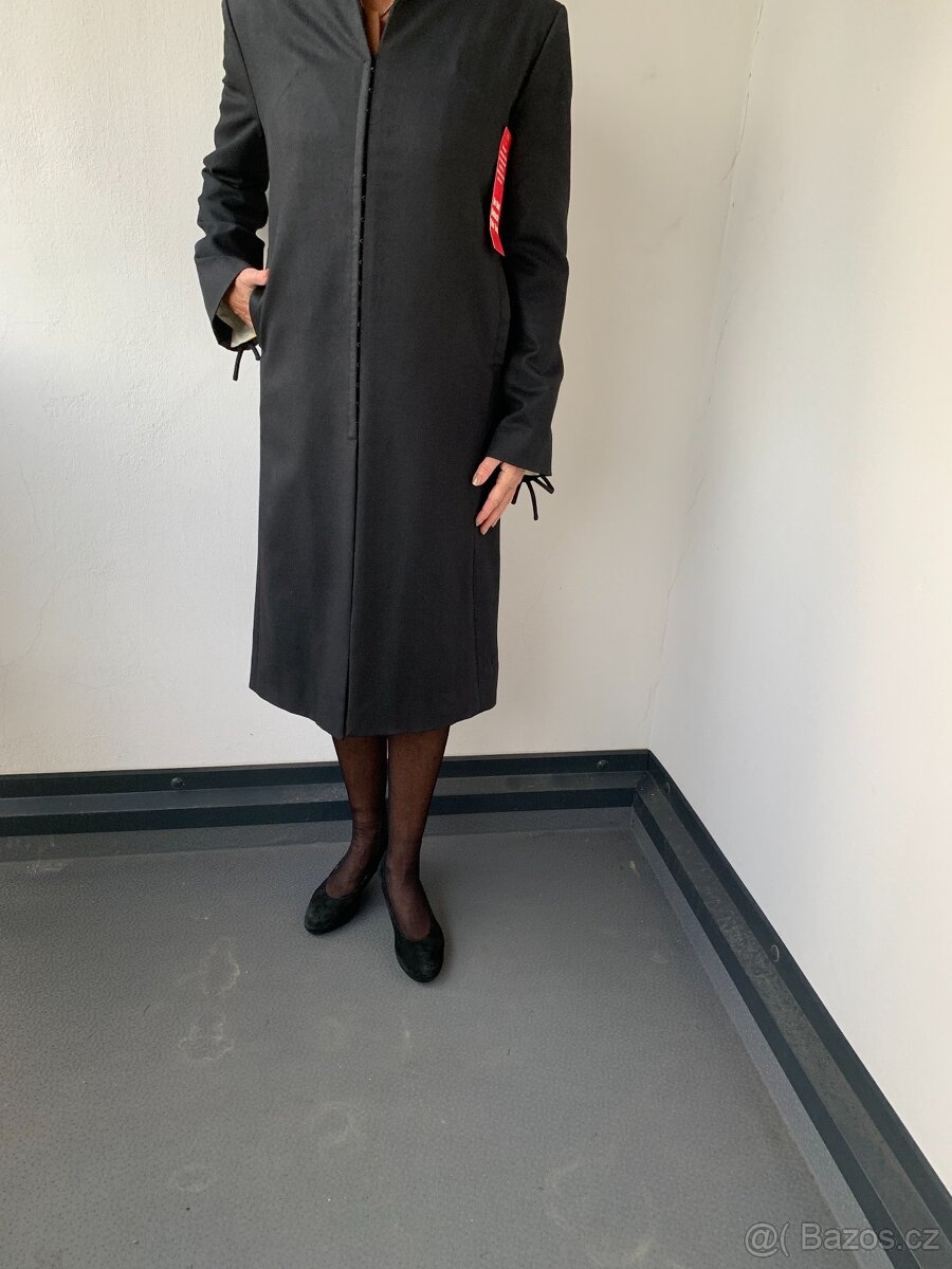 luxusní kvalitní černý kabát - vel. M - nový