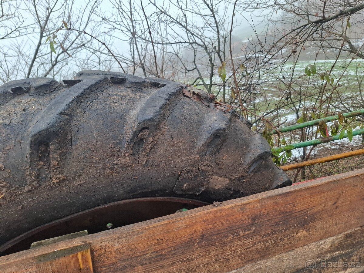 Bělorus, belarus, traktorbagr kola