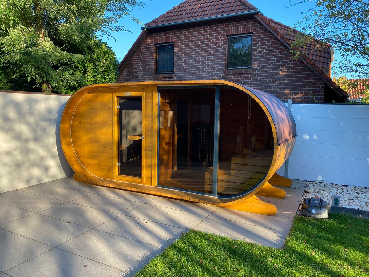 Venkovní finská oválná sauna s panoramatickým oknem