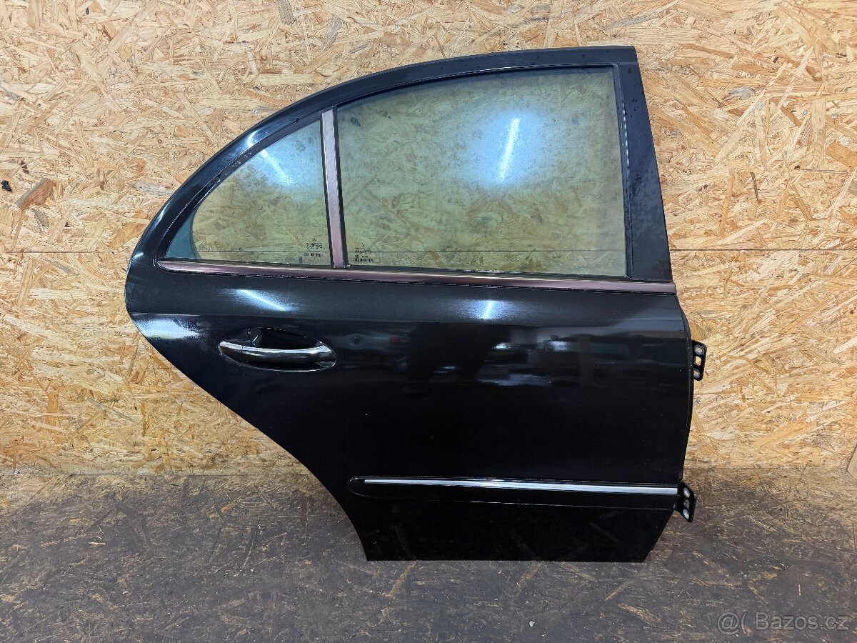 PRAVÉ ZADNÍ DVEŘE MERCEDES W211 SEDAN ČERNÁ 197