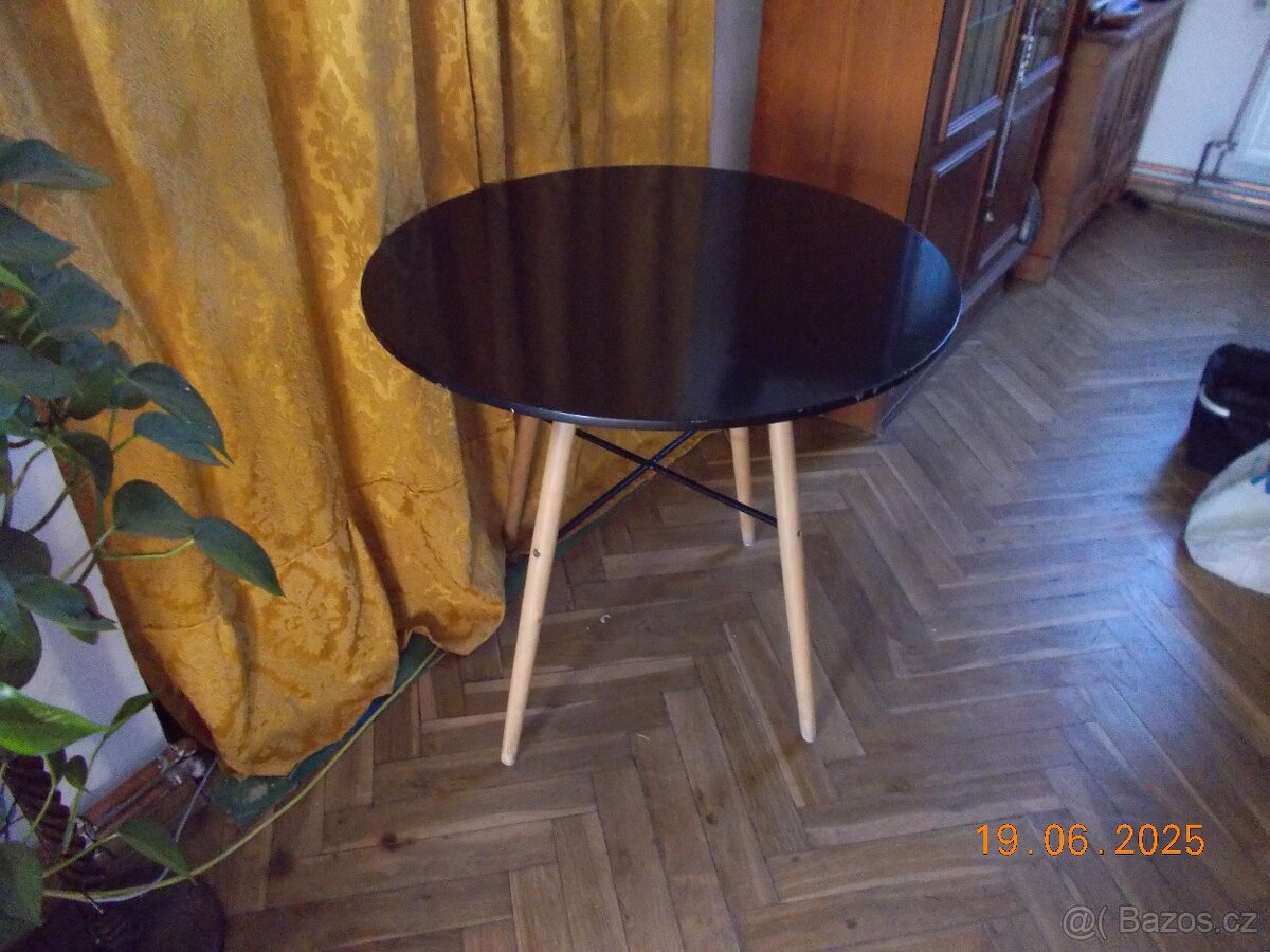 Stůl kulatý
