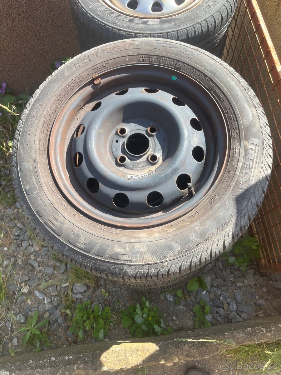 Celá sada 4 kusů za 600kc letni pneu