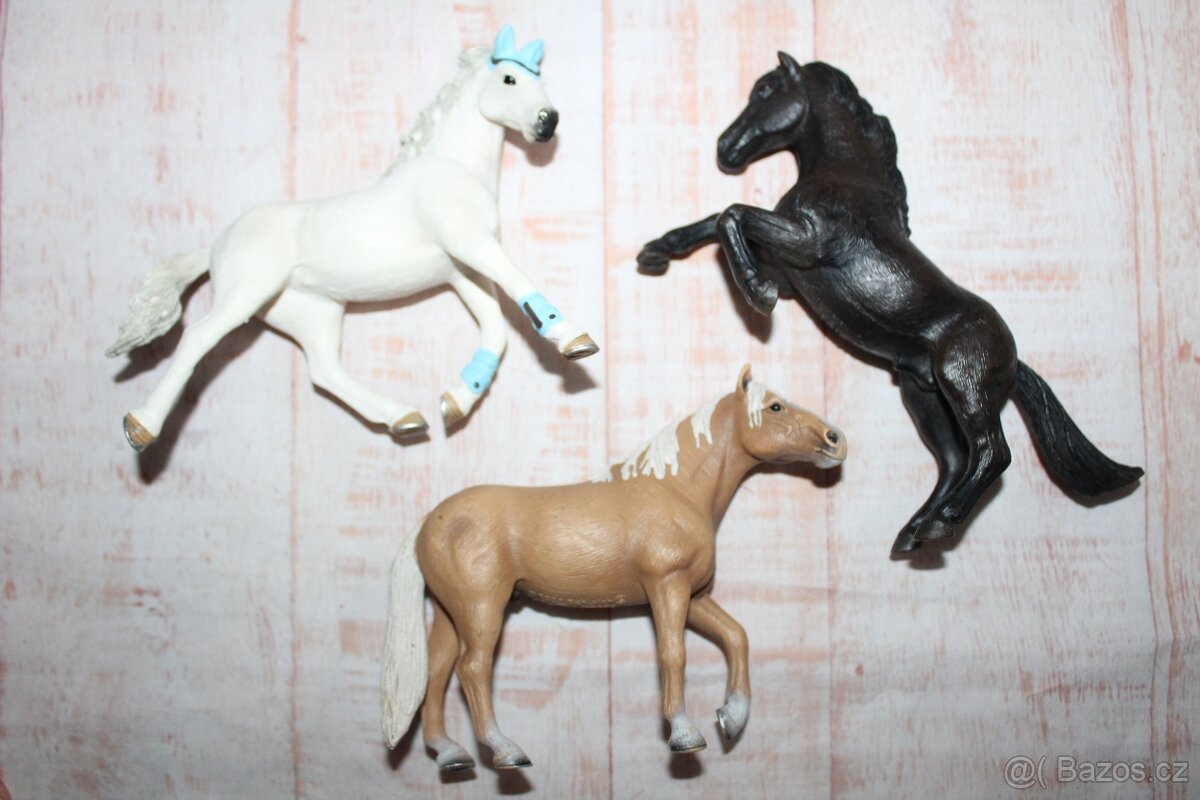 Poškozené figurky koní Schleich II