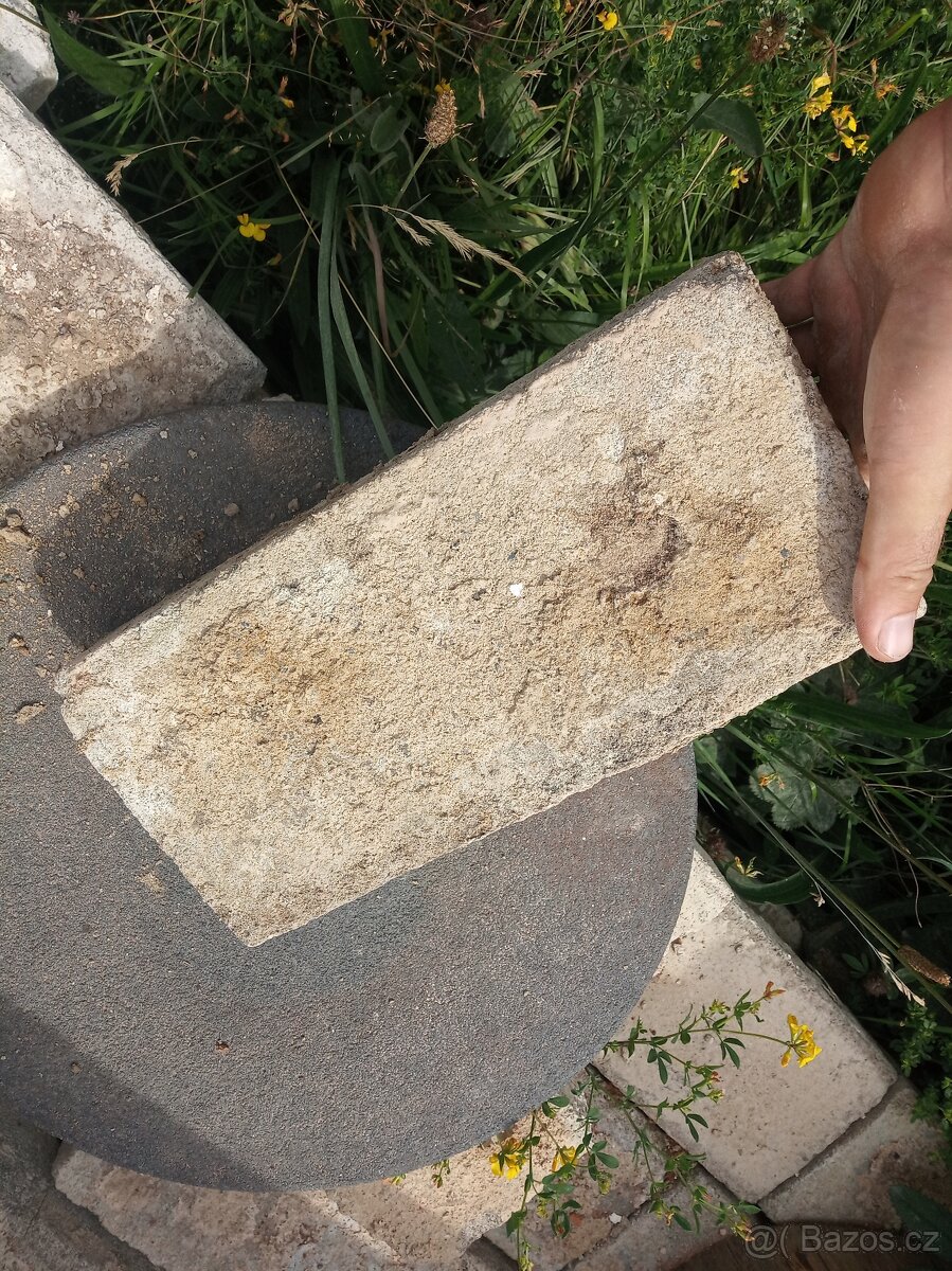 Daruji staré betonové cihly