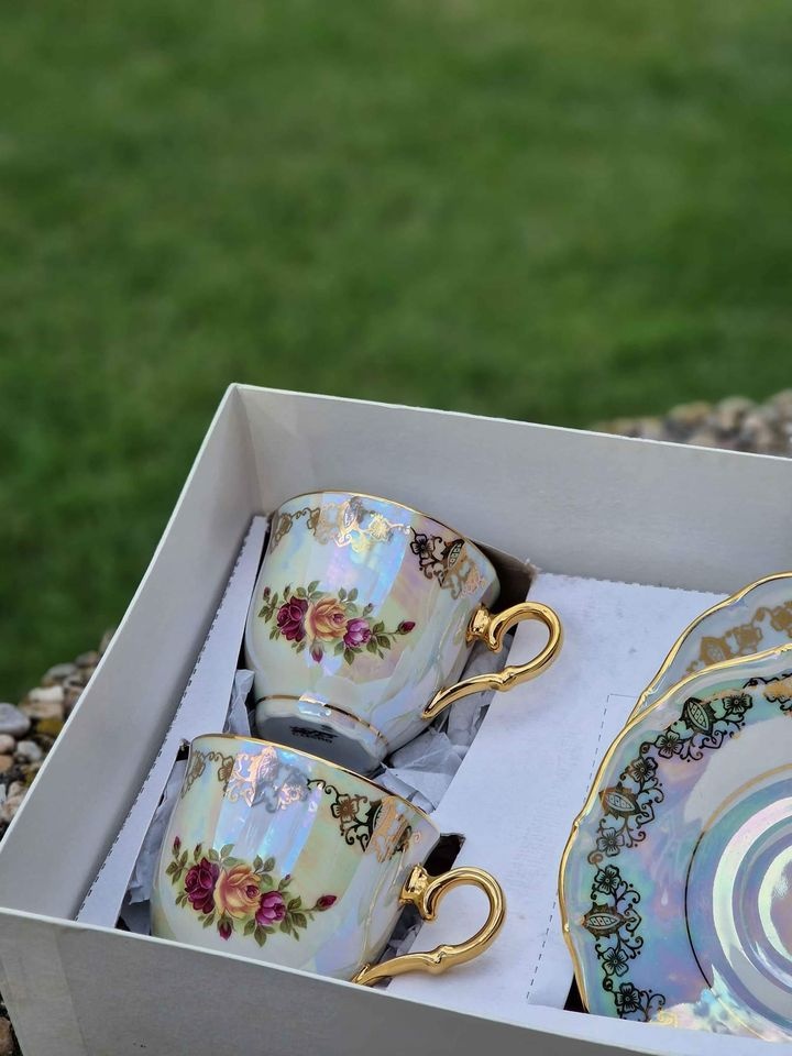 Krásná sada perleťových porcelánových hrníčků s podšálky