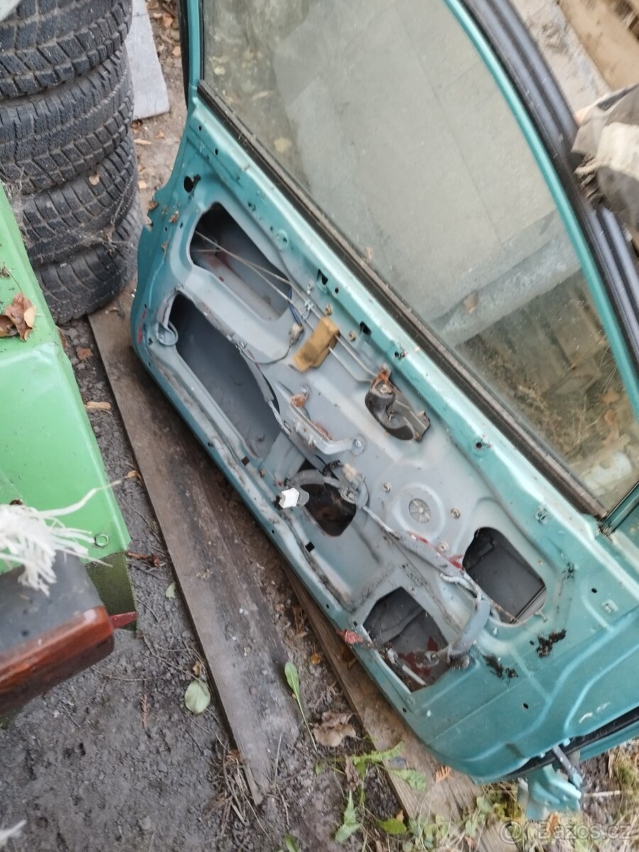 Prodám přední levé dveře Mitsubishi Colt 97