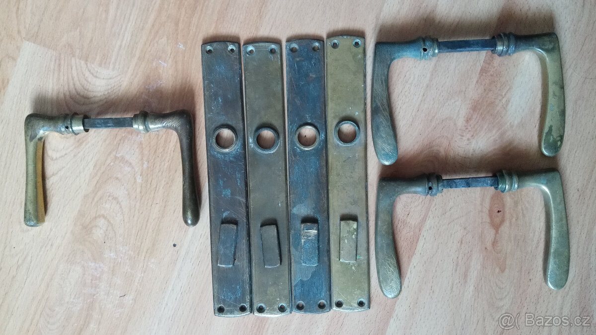 Mozazné dveřní kování