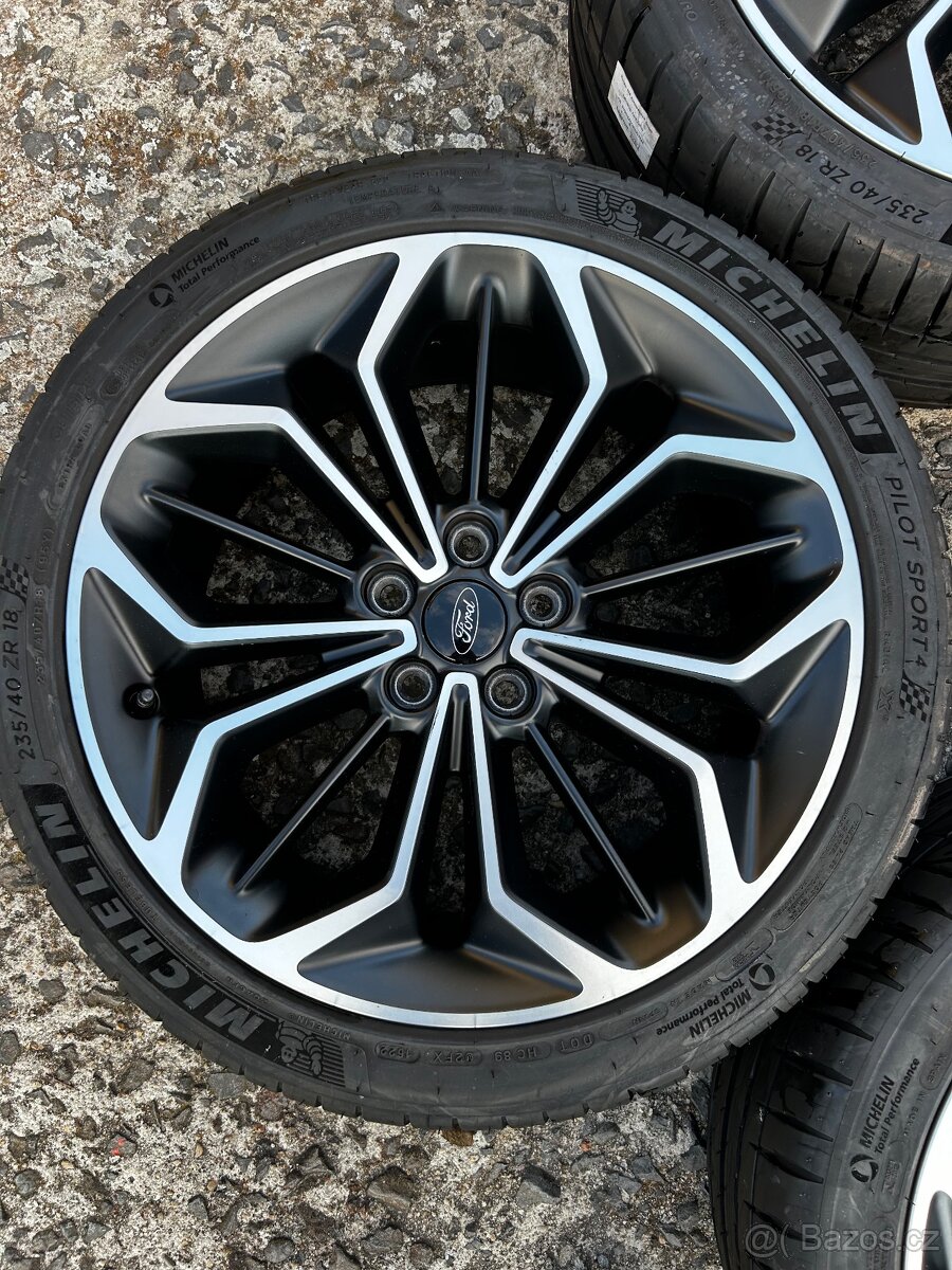 Ford Focus ST-Line , 235/40/18 Michelin