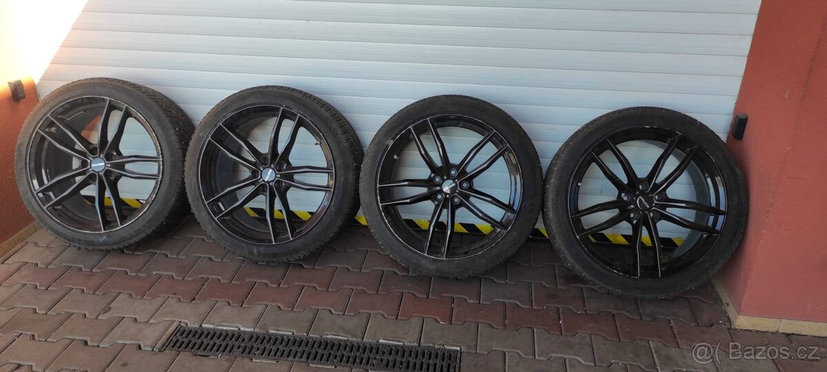 TESLA Y sada kol s pneu