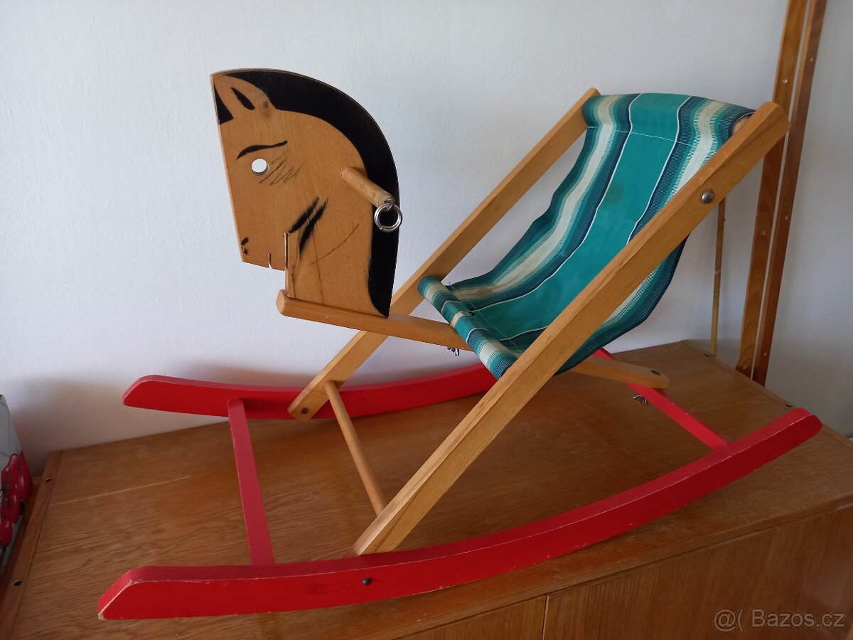 Dřevěný houpací kůň