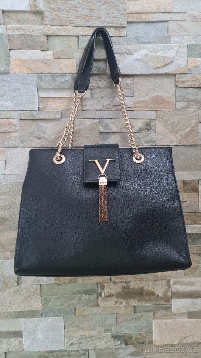 Prostorná černá kabelka 19V69