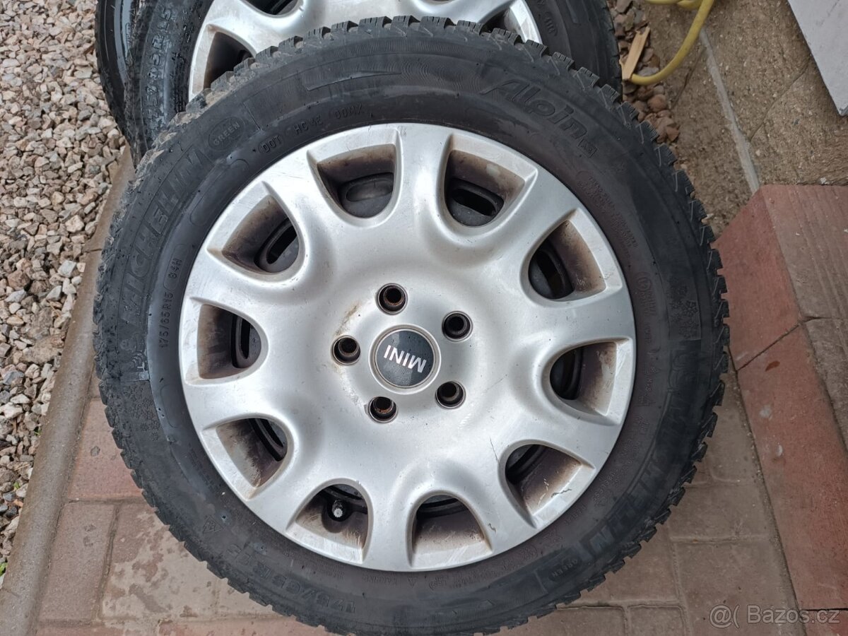 Prodám zimní kola s poklicema na Mini cooper 5,5 Jx15 H2