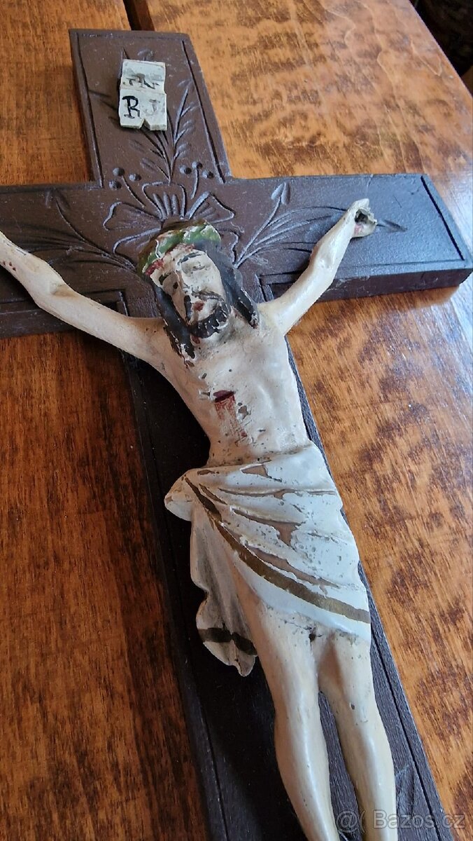 Ježíš na dřevěném kříži