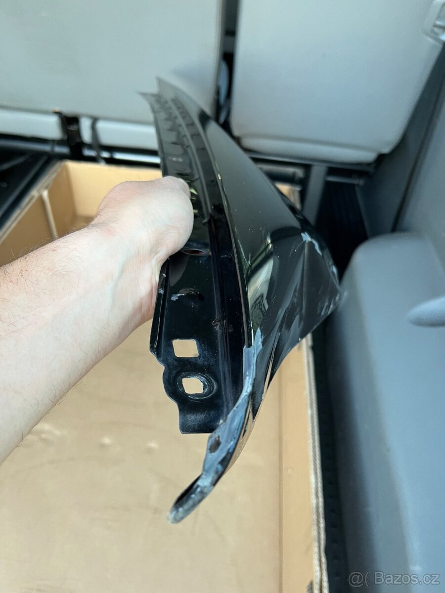 Poškozený levý přední blatník BMW e90 e91