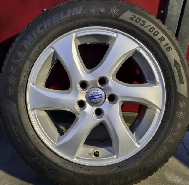 16"MÍRNĚ JETÁ ZIMNÍ OBUTÁ ALU KOLA 5x108 VOLVO V40