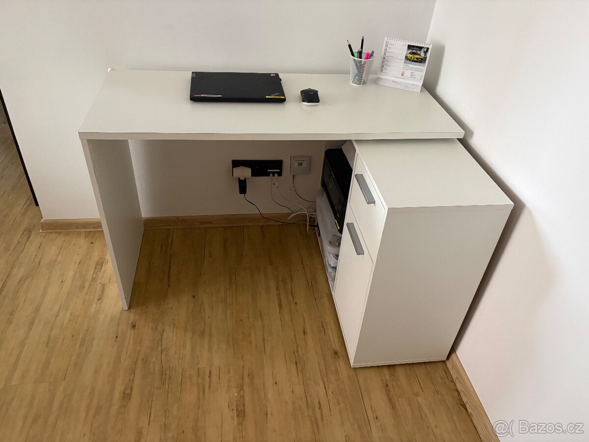 Rohový psací stůl