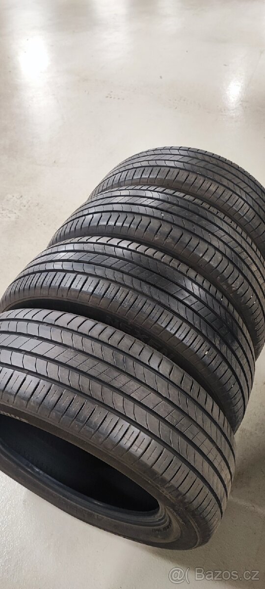 Jako nové 215/60/17 Nexen NFera Primus, DOT 3523, 7.4mm.
