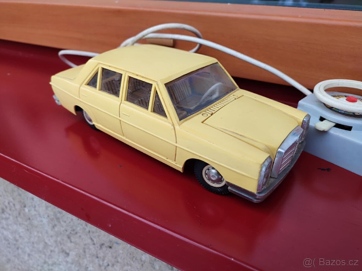 Ites autíčko Mercedes na kabel