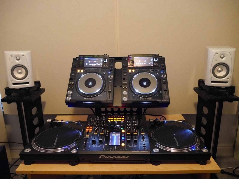 Pioneer CDJ2000 NXS, DJM2000 NXS, PLX1000, KRK Rokit 5 DJ Bu