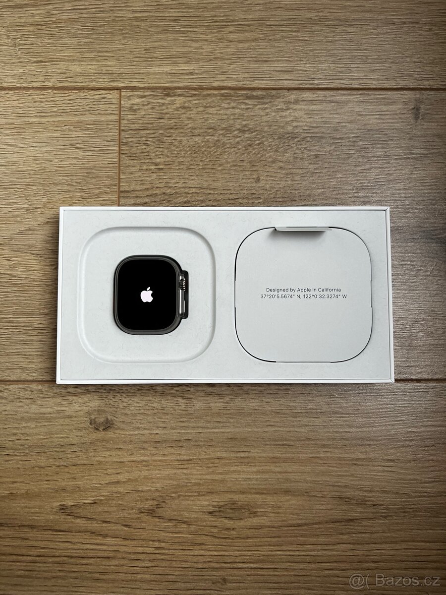 Apple Watch Ultra 2 s modrým oceánským řemínkem