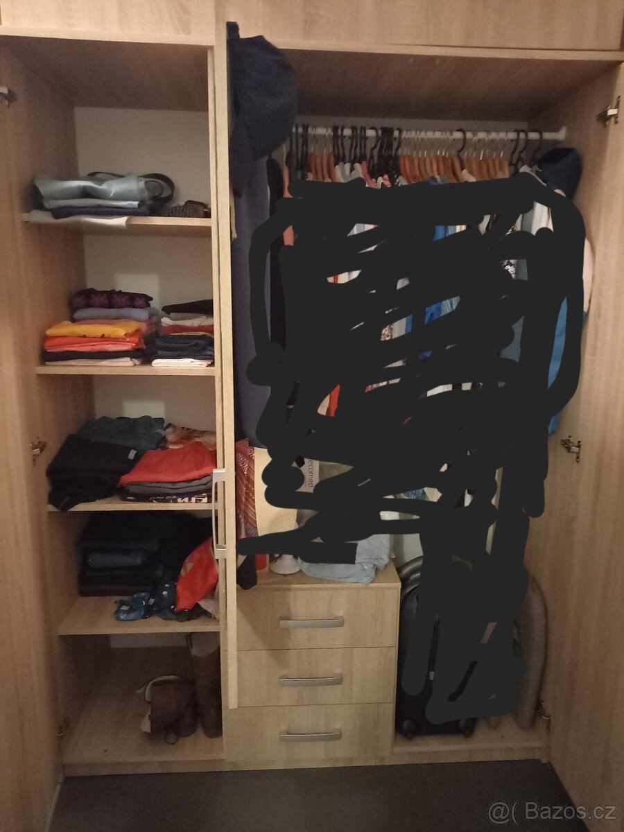 Šatní skříň se zrcadlem