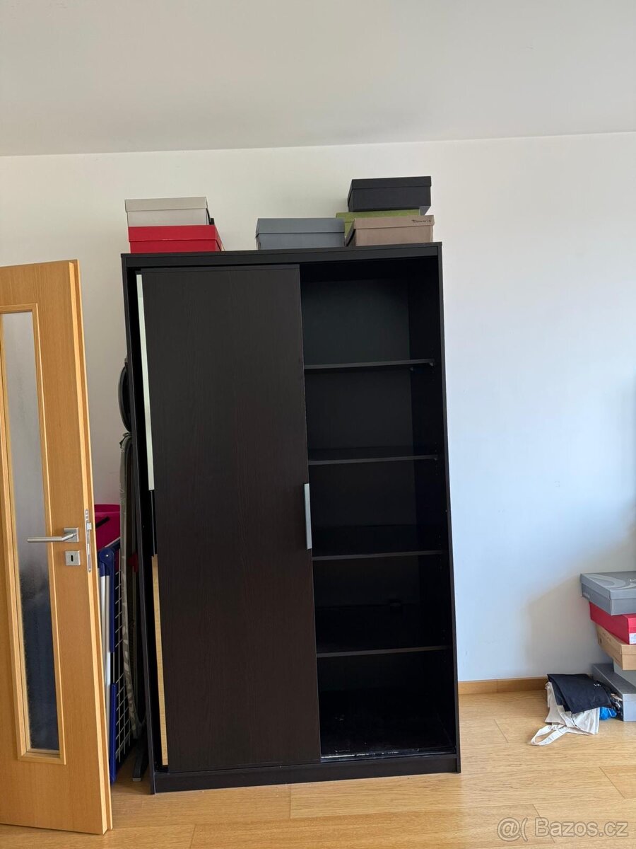 Skříň IKEA 120cm – tmavé dřevo, zrcadlo, posuvné dveře