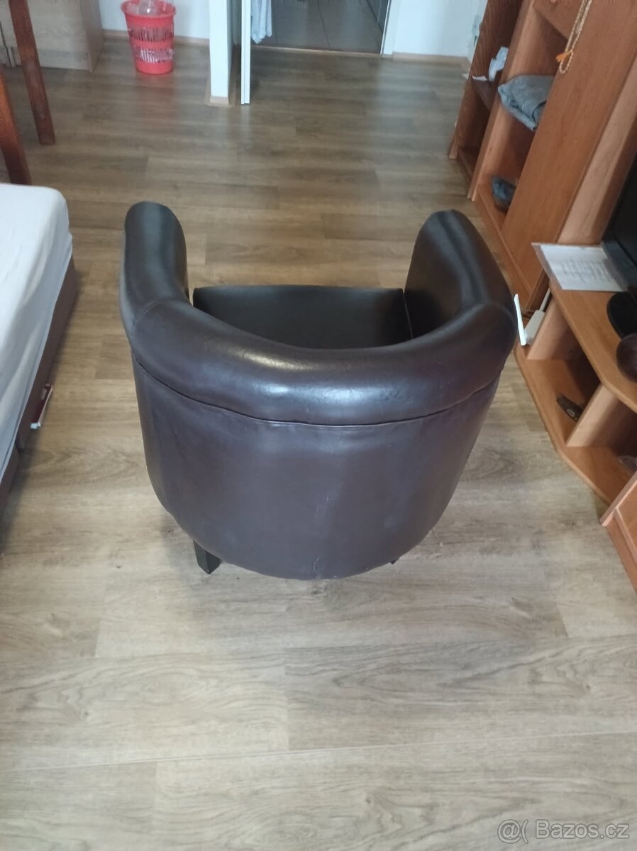 Klubové kožené křeslo s cvoky