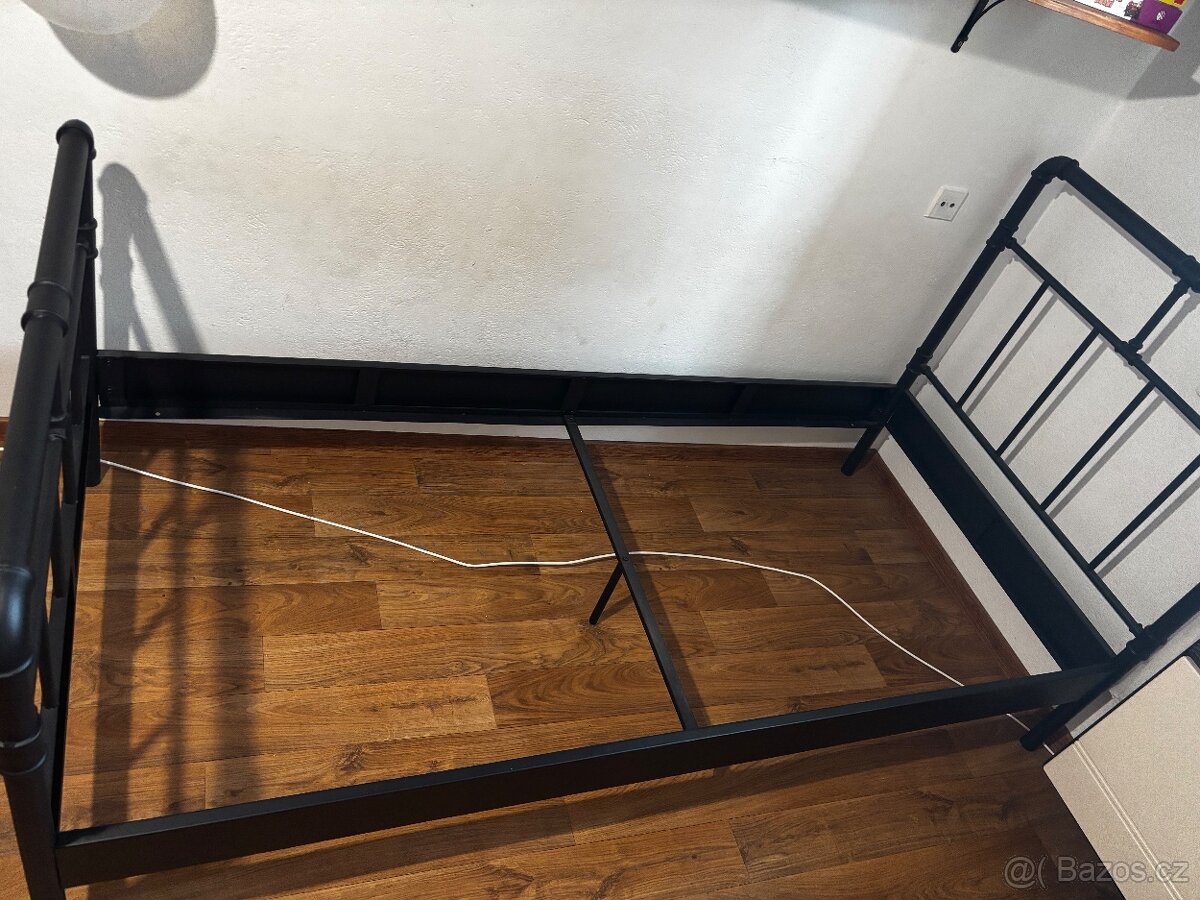 Kovová postel