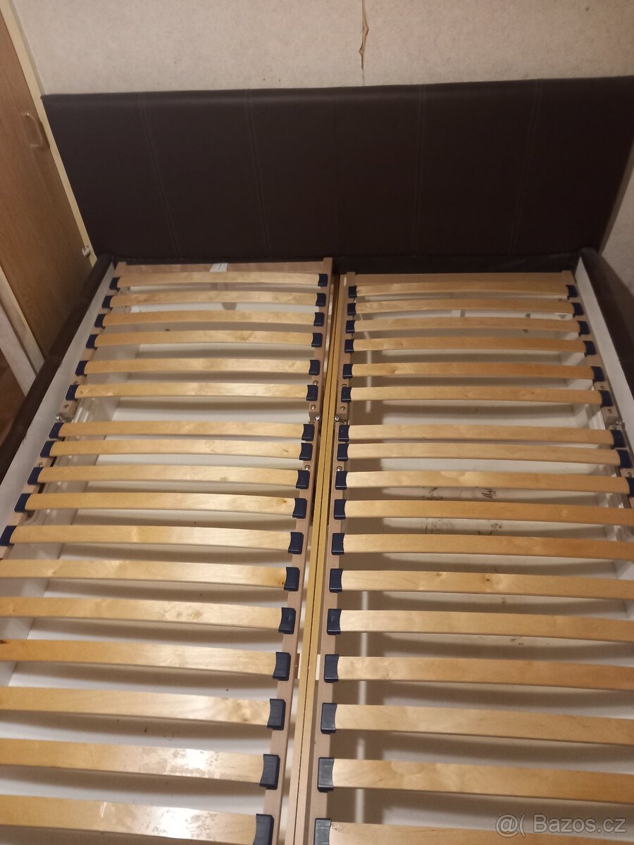 Manželská postel s koženkovým čalouněním